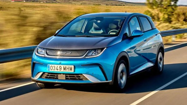 BYD се надява, че  втората му кола във Великобритания ще направи голям удар на пазара на електрически хечбек модели.
По отношение на размерите Dolphin се намира някъде между Vauxhall Corsa Electric и Volkswagen ID 3, но е по-евтин и от двата модела.

Базовата версия предлага 94 к.с. и пробег от около 340 км. Версията Boost изглежда малко по-обещаващо – 174 к.с., докато Comfort и Design предлагат 201 к.с. и 60,4 kWh батерия.
Dolphin споделя много механични части с Atto 3 и очаквано е доста подобен при задвижването.
